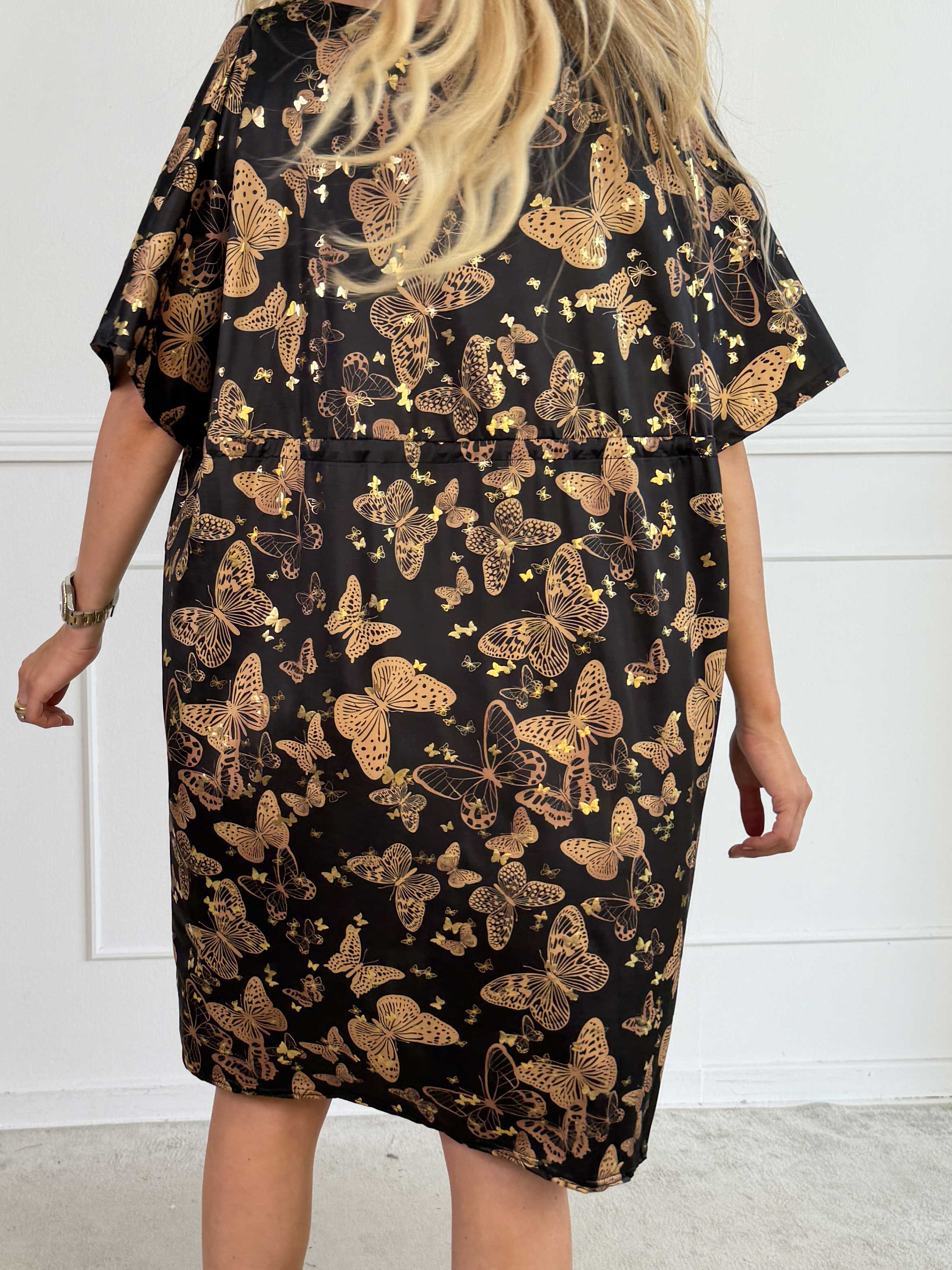 Nicolina Butterfly Short - Plus size kjole med sommerfugleprint og snøre under brystet